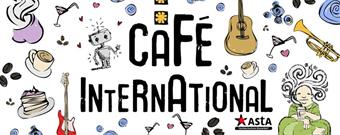 Eine Zeichnung. In der Mitte groß in schwarz der Schriftzug Café International. Darunter in klein, das Logo des AStA mit rotem Stern. Drum herum viele kleine gemalte Dinge: Kaffeebohnen, ein Stück Torte, eine Gitarre, ein Roboter, eine Trompete, ein Cocktailglas, eine Person im Schneidersitz.